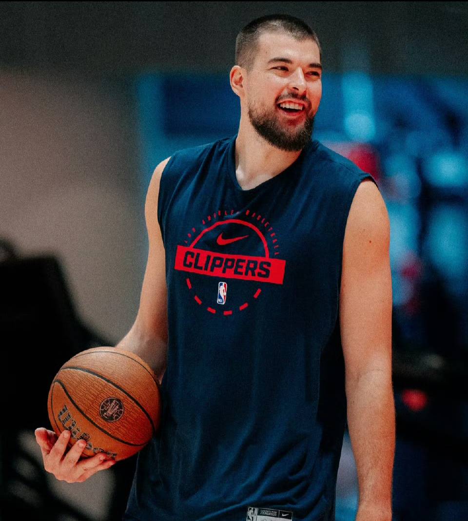 开云登录入口-包含洛杉矶快船训练开放日，关键时刻更衣室发声引欢呼，西甲在即，身体对抗强度拉满的词条