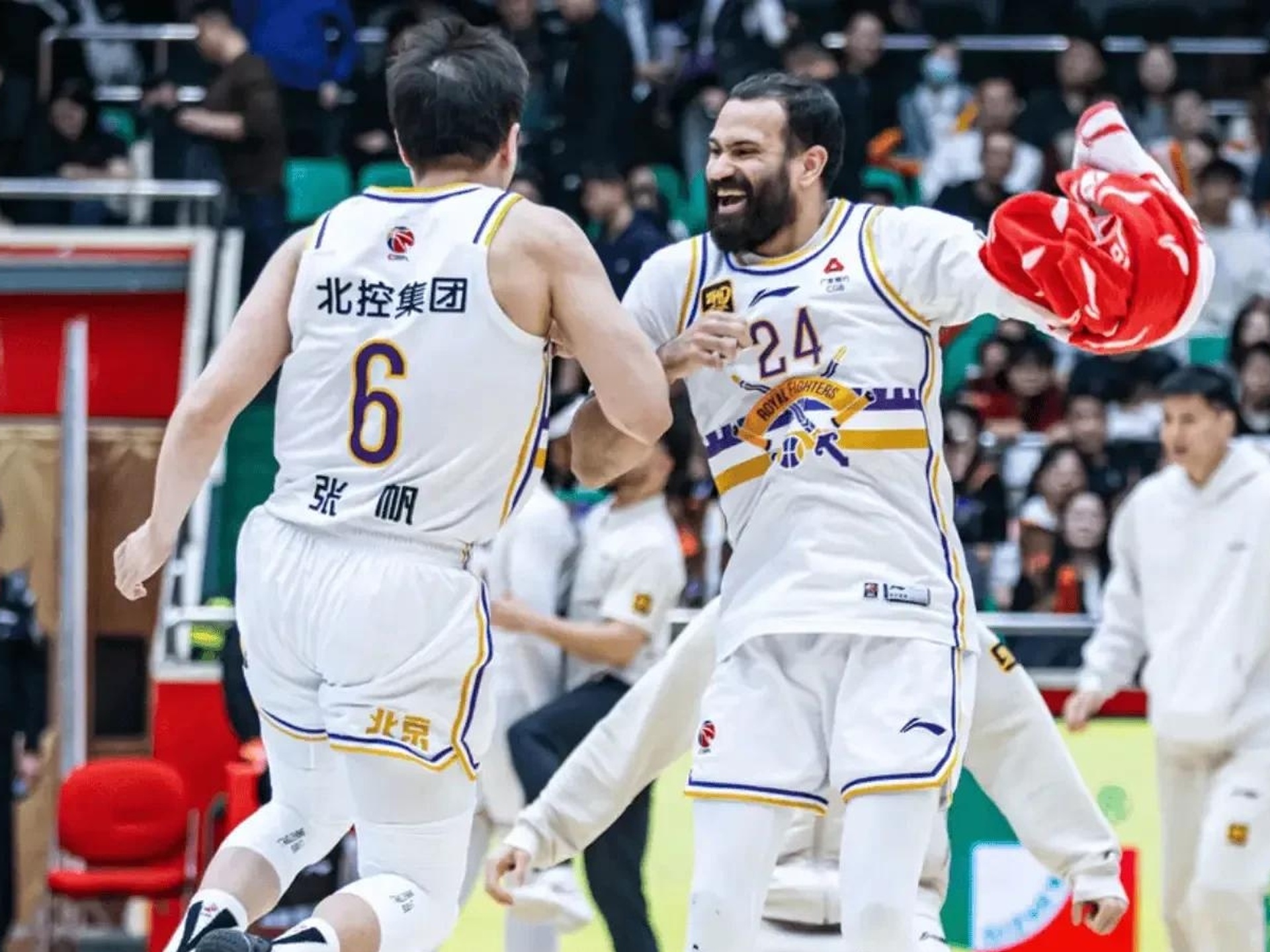 包含浙江队豪取连胜夏洛特黄蜂国际比赛日队长鼓劲，媒体一致点评：上海申花手感冰凉备战欧超杯的词条